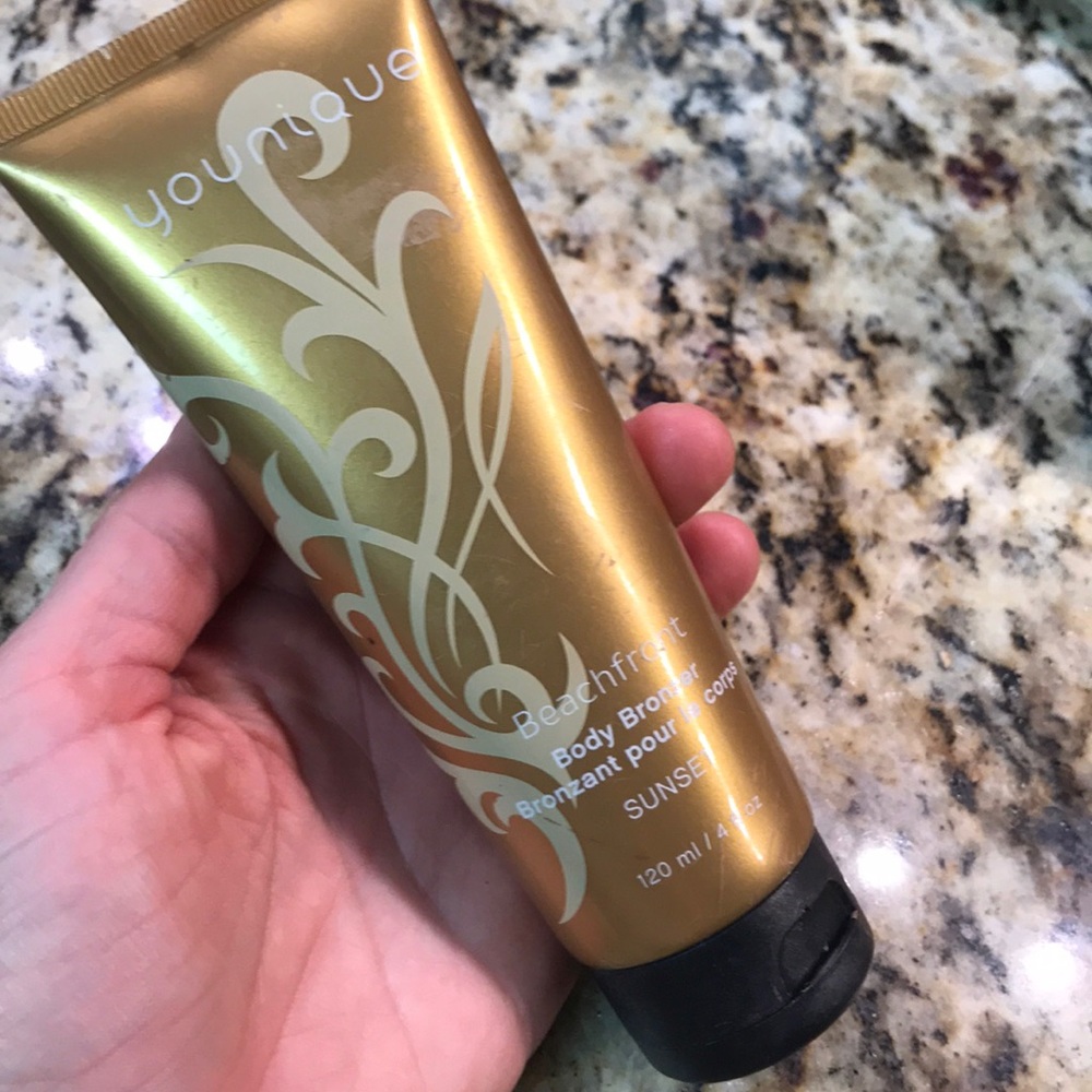 Younique body bronzer